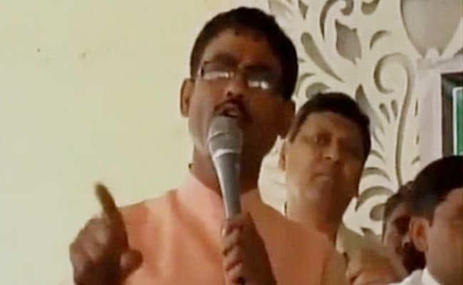 VIDEO : भाजपा विधायक का विवादित बयान, बोले, गोहत्या करने वालों के तुड़वा दूंगा हाथ-पैर VIDEO : भाजपा विधायक का विवादित बयान, बोले, गोहत्या करने वालों के तुड़वा दूंगा हाथ-पैर