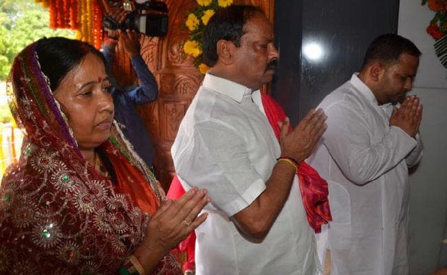 झारखंड : रामनवमी पर राम भक्ति में डूबा रहा मुख्यमंत्री रघुवर दास का पूरा परिवार, देखें तसवीरें