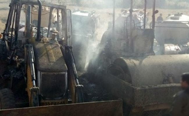 झारखंड की सीमा पर नक्सली हमला, 12 वाहनों को फूंका झारखंड की सीमा पर नक्सली हमला, 12 वाहनों को फूंका