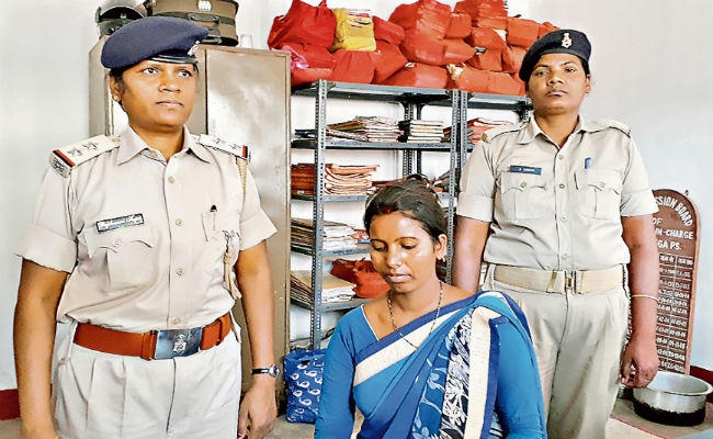 नक्सली की गिरफ्तार पत्नी का खुलासा : शादी समारोह से उठा ले गया था गुजू और मांग में डाल दिया था सिंदूर नक्सली की गिरफ्तार पत्नी का खुलासा : शादी समारोह से उठा ले गया था गुजू और मांग में डाल दिया था सिंदूर