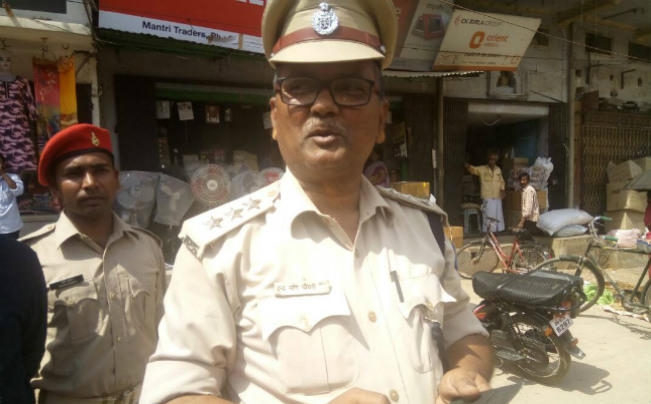 डीएसपी बीच सड़क पर गिरे, गाड़ी के साथ घसीटते चले गये, घायल