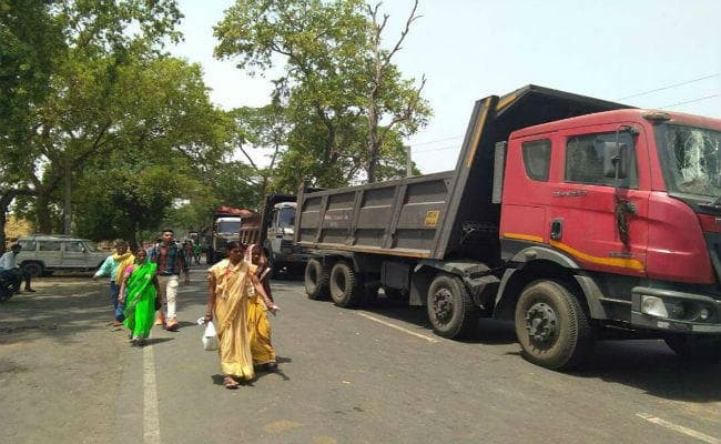चतरा : हाइवा की चपेट में आने से दो लोगों की मौत