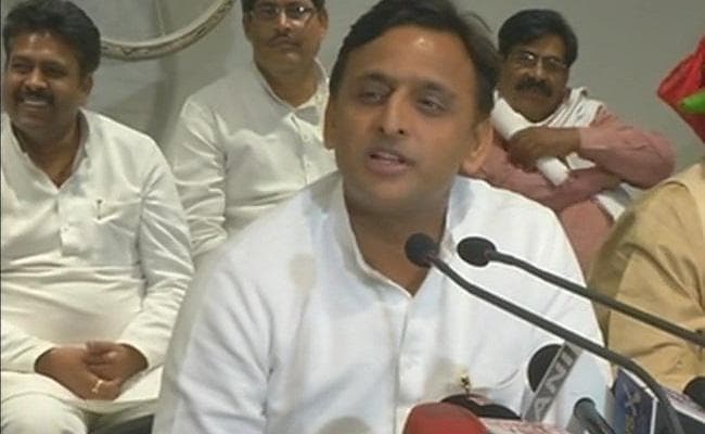 अखिलेश की पीसी में करतबबाजी बोले, हमलोग आस्तीन के सांप को पहचान लेते हैं.