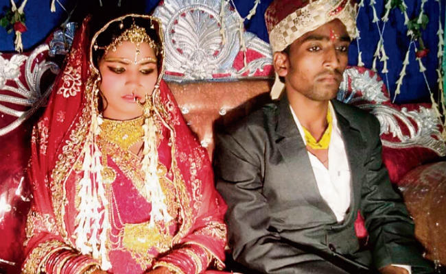 जयमाला के बाद विवाह मंडप पर मांगा दहेज, दुल्हन का शादी से इनकार, बनाया बंधक और फिर भेजा गया जेल जयमाला के बाद विवाह मंडप पर मांगा दहेज, दुल्हन का शादी से इनकार, बनाया बंधक और फिर भेजा गया जेल