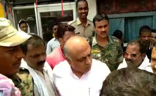 धनबाद मेयर चंद्रशेखर अग्रवाल ने ग्रामीणों से कहा – ”औकात में रहो”, बवाल, वीडियो धनबाद मेयर चंद्रशेखर अग्रवाल ने ग्रामीणों से कहा – ”औकात में रहो”, बवाल, वीडियो