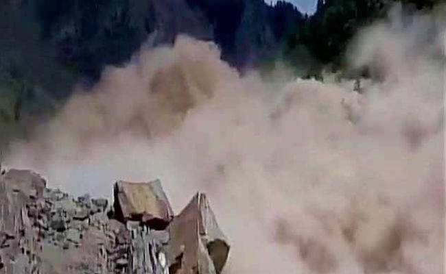 भूस्खलन से बद्रीनाथ राजमार्ग बंद, 15 हजार यात्री फंसे, हृदयगति रुकने से बिहार के एक यात्री समेत दो की मौत भूस्खलन से बद्रीनाथ राजमार्ग बंद, 15 हजार यात्री फंसे, हृदयगति रुकने से बिहार के एक यात्री समेत दो की मौत