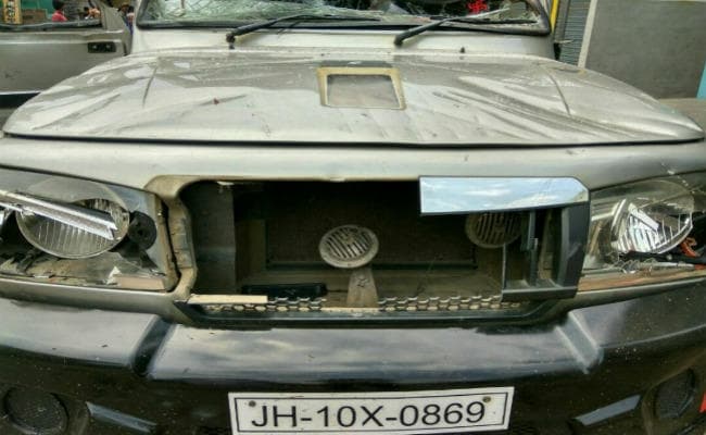 झारखंड के हजारीबाग में गैंगवार, जिला परिषद चेयरमैन पर एके 47 से की गोलियाें की बौछार झारखंड के हजारीबाग में गैंगवार, जिला परिषद चेयरमैन पर एके 47 से की गोलियाें की बौछार