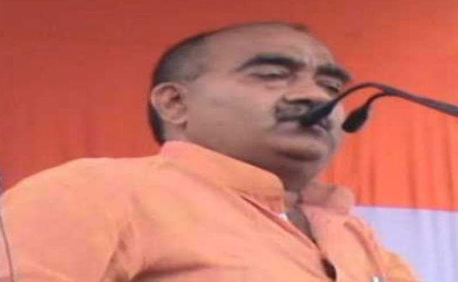 मध्य प्रदेश के कांग्रेसी नेता ने दिये विवादित बयान, कहा-राहुल भैया की अगुआर्इ में सरकार पर गोली चलायेगा किसान मध्य प्रदेश के कांग्रेसी नेता ने दिये विवादित बयान, कहा-राहुल भैया की अगुआर्इ में सरकार पर गोली चलायेगा किसान