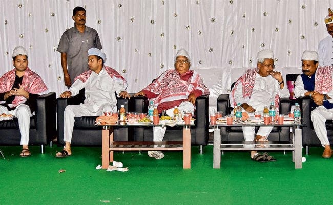इफ्तार में जुटे सीएम नीतीश लालू और डॉ अशोक चौधरी इफ्तार में जुटे सीएम नीतीश लालू और डॉ अशोक चौधरी