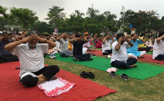 बिहार के नेताओं ने किया योग, शाहनवाज ने कहा, योग को धर्म के बदले स्वास्थ्य से जोड़ कर देखें