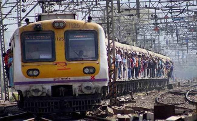 मुसाफिरों के कन्फर्म टिकट कैंसिल करके रेलवे ने की 14.07 अरब रुपये की मोटी कमार्इ मुसाफिरों के कन्फर्म टिकट कैंसिल करके रेलवे ने की 14.07 अरब रुपये की मोटी कमार्इ