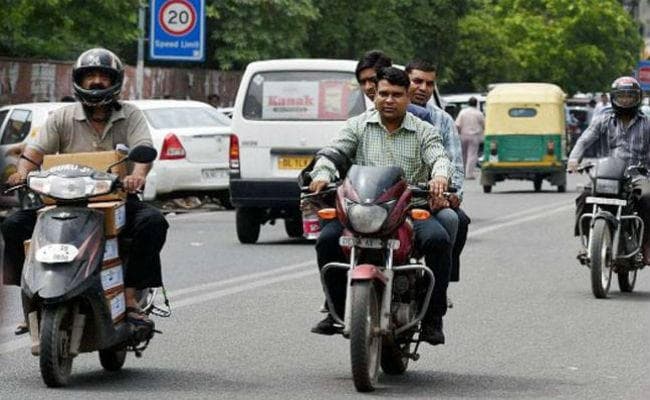 हजारीबाग में बिना हेलमेट बाइक मत निकालना, फाइन लेकर जबरन दो घंटे की फिल्म दिखायेगी पुलिस