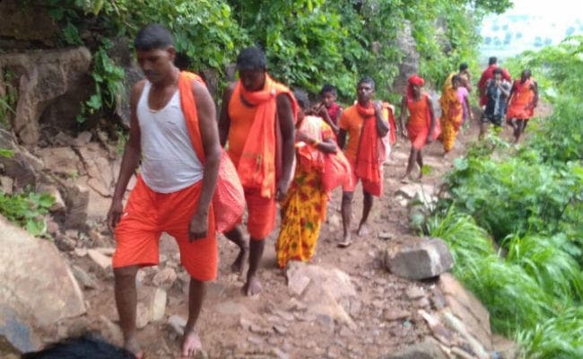 हथियारों से लैस होकर स्थानीय लोग करते हैं गुप्ताधाम में शिवभक्तों की रक्षा