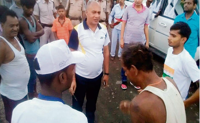 सीतामढ़ी : खुले में शौच कर रहे 16 को डीएम ने पकड़ा, जानिए फिर क्या हुआ? सीतामढ़ी : खुले में शौच कर रहे 16 को डीएम ने पकड़ा, जानिए फिर क्या हुआ?