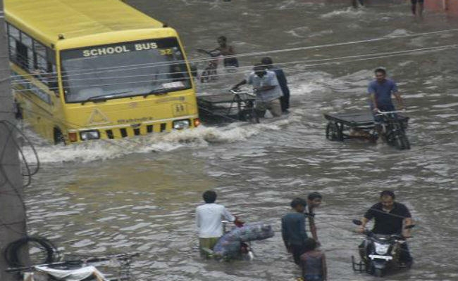 आज भी बंद है सरकारी और निजी स्कूल