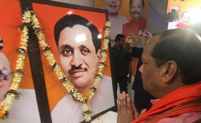 झारखंड में धर्मांतरण बड़ा राजनीतिक मुद्दा, रघुवर के कदम क्यों हैं सख्त? झारखंड में धर्मांतरण बड़ा राजनीतिक मुद्दा, रघुवर के कदम क्यों हैं सख्त?