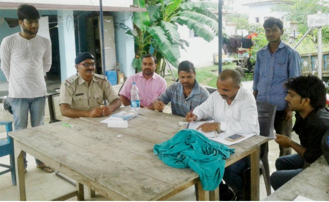 जमीन मापी करने पहुंचे लोगों पर दबंगों ने की बमबारी