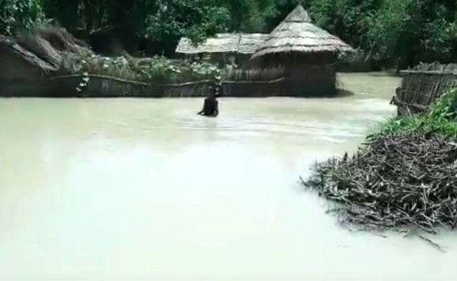 यूपी में बाढ़ का कहर, कई गांव में तबाही का मंजर, खतरे के निशान से 8 cm ऊपर बह रही घाघरा