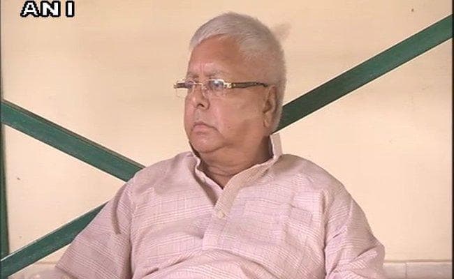 लालू ने कहा -शरद यादव पर बोतल, अंडा और चप्पल फेंकवाने की तैयारी, नीतीश खतरों से खेल रहे हैं लालू ने कहा -शरद यादव पर बोतल, अंडा और चप्पल फेंकवाने की तैयारी, नीतीश खतरों से खेल रहे हैं