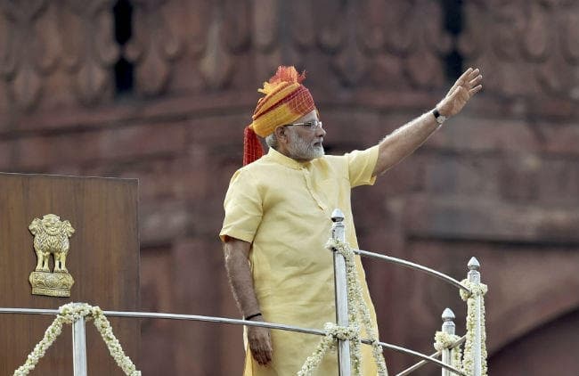 लाल किले से बोले पीएम मोदी- गोली या गाली से नहीं, गले लगाने से कश्मीर समस्या सुलझेगी