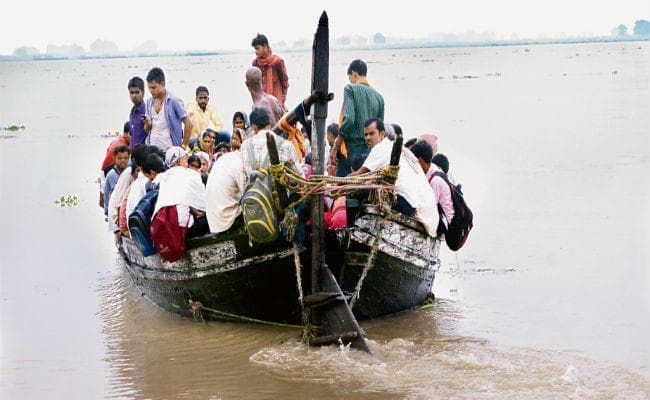 जब ओवरलोडेड नाव के मोटर में फंसा कचरा, तो पढि़ए कैसे बची ये 40 जानें जब ओवरलोडेड नाव के मोटर में फंसा कचरा, तो पढि़ए कैसे बची ये 40 जानें