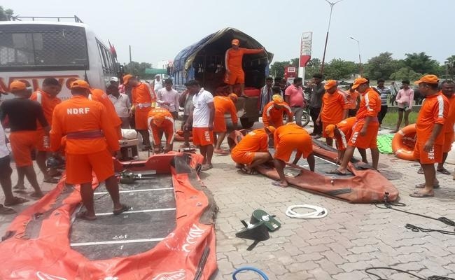 बिहार में बाढ़ से 130 लोगों की मौत, 98 लाख लोग प्रभावित, कटिहार और पूर्णिया में नाव हादसा बिहार में बाढ़ से 130 लोगों की मौत, 98 लाख लोग प्रभावित, कटिहार और पूर्णिया में नाव हादसा