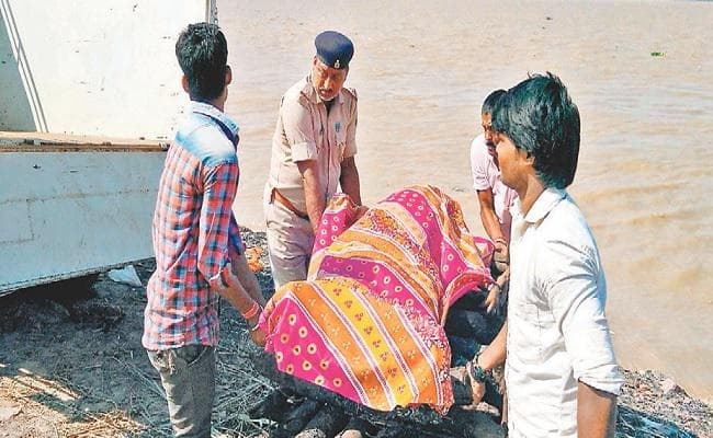 चिता से युवती का शव उठा ले गयी पुलिस, लोक-लाज के डर से बिना बताये अंतिम संस्कार को पहुंचे थे परिजन चिता से युवती का शव उठा ले गयी पुलिस, लोक-लाज के डर से बिना बताये अंतिम संस्कार को पहुंचे थे परिजन
