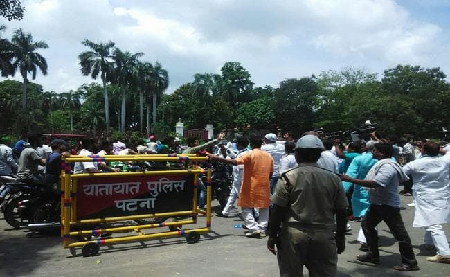 सीएम हाउस हंगामा मामला, पुलिस मुख्यालय को सौंपी गयी रिपोर्ट, इन अधिकारियों पर गिर सकती है गाज