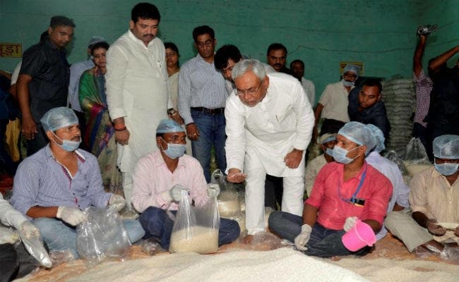 CM नीतीश कुमार पहुंचे सीमांचल, पूर्णिया में बाढ़पीड़ितों का पूछा हाल, डूबने से चार की मौत