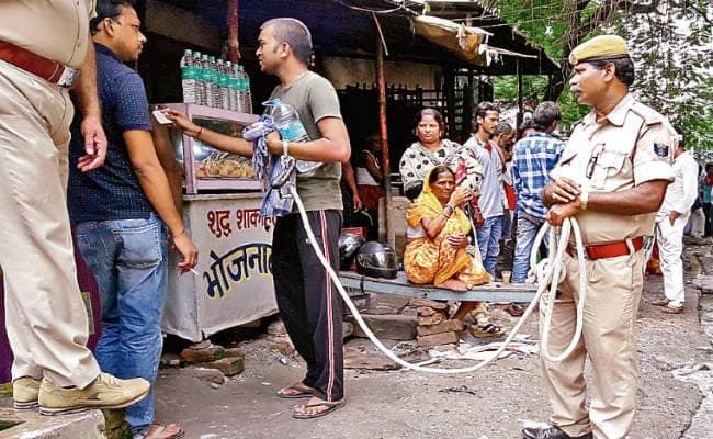 ऐसी व्यवस्था में कैसे न फरार हो कैदी, अब अलीगढ़ की बनी हथकड़ियों से जकड़ी जायेगी अपराधियों की कलाई