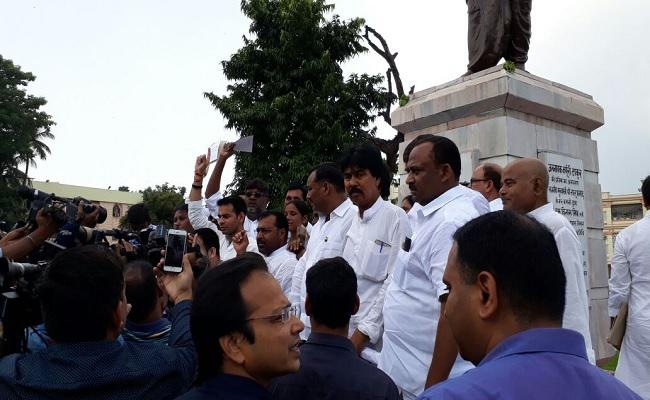 VIDEO : सृजन घोटाले के खिलाफ विधानसभा में कर्पूरी की प्रतिमा के नीचे धरने पर बैठे तेजस्वी, मांगा नीतीश-मोदी का इस्तीफा VIDEO : सृजन घोटाले के खिलाफ विधानसभा में कर्पूरी की प्रतिमा के नीचे धरने पर बैठे तेजस्वी, मांगा नीतीश-मोदी का इस्तीफा