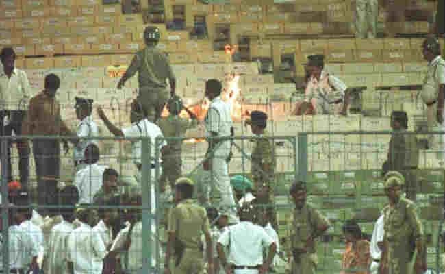 VIDEO : श्रीलंकाई दर्शकों ने 1996 का सेमीफ़ाइनल याद दिला दिया VIDEO : श्रीलंकाई दर्शकों ने 1996 का सेमीफ़ाइनल याद दिला दिया