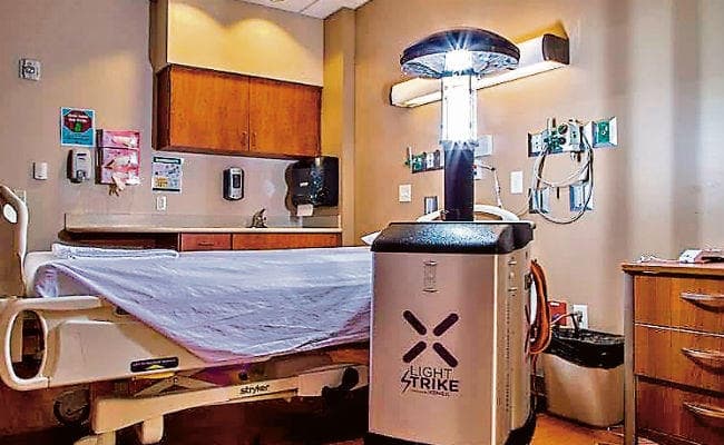 अस्पताल को संक्रमणमुक्त बना रहा जर्म-जैपिंग रोबोट