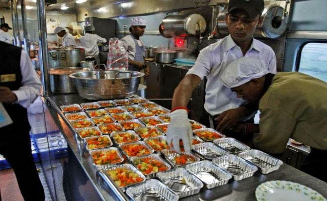 राजधानी एक्सप्रेस में खान-पान का शुल्क ऐच्छिक, ये होगा यात्रियों का किराया