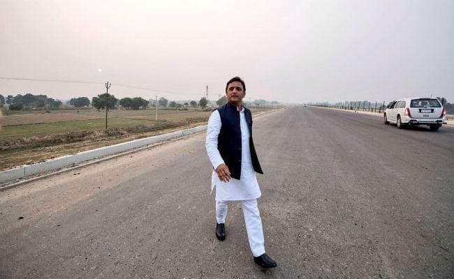 पहले ही दिन 2 घंटे तक खराब रही लखनऊ मेट्रो, अखिलेश ने कसा तंज