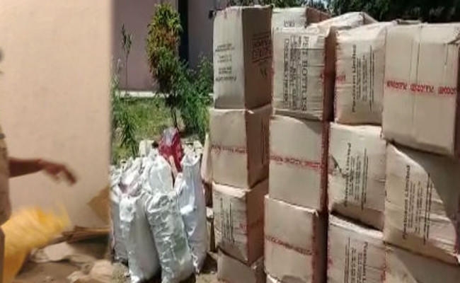 PICS में देखें : नामकुम में कितना बड़ा है अवैध और नकली शराब का कारोबार, 2 ट्रक सामान जब्त PICS में देखें : नामकुम में कितना बड़ा है अवैध और नकली शराब का कारोबार, 2 ट्रक सामान जब्त