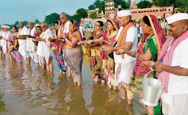 पितृपक्ष मेला : पहले ही दिन पहुंचे 50 हजार तीर्थयात्री, पितरों को किया तर्पण पितृपक्ष मेला : पहले ही दिन पहुंचे 50 हजार तीर्थयात्री, पितरों को किया तर्पण