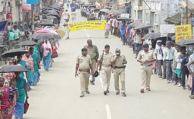 Jharkhand : गुस्से में आदिवासी, मौन जुलूस निकाल कर धर्मांतरण और भूमि अधिग्रहण कानून का किया विरोध Jharkhand : गुस्से में आदिवासी, मौन जुलूस निकाल कर धर्मांतरण और भूमि अधिग्रहण कानून का किया विरोध