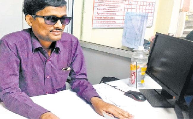 इस जज्बे को सलाम : भले देख नहीं सकते, पर राह जरूर दिखा सकते हैं