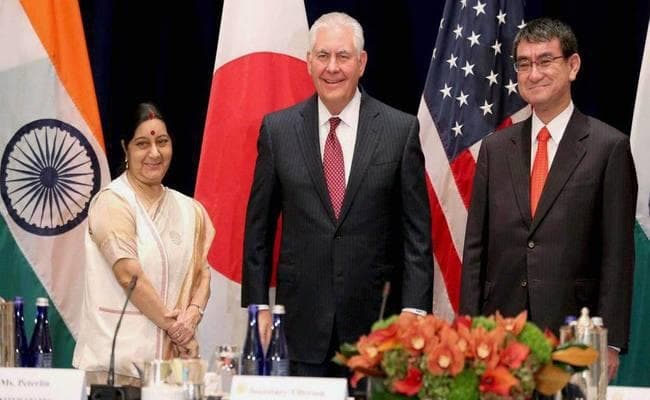 UN की बैठक से पहले चीन को घेरने की तैयारी, अमेरिकी व जापानी विदेश मंत्री से मिलीं सुषमा स्वराज