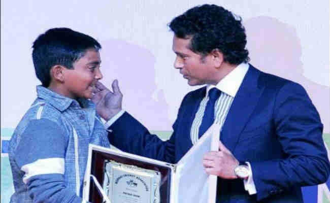 17 साल के लड़के ने सचिन तेंदुलकर के रिकॉर्ड की बराबरी की 17 साल के लड़के ने सचिन तेंदुलकर के रिकॉर्ड की बराबरी की