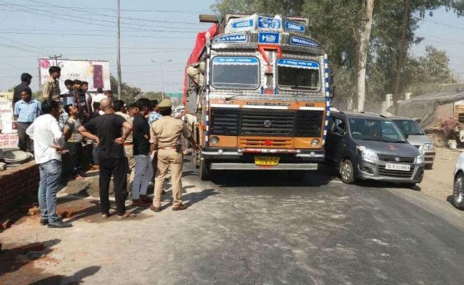 उत्तर प्रदेश : ट्रक की चपेट में आये नौ लोग, छह मरे