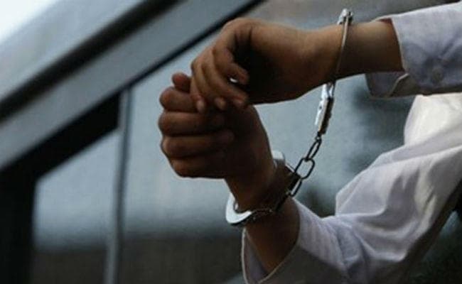 वाहन लूट गिरोह के दो लुटेरों को पुलिस ने रंगे हाथों दबोचा, तीन भागने में रहे सफल