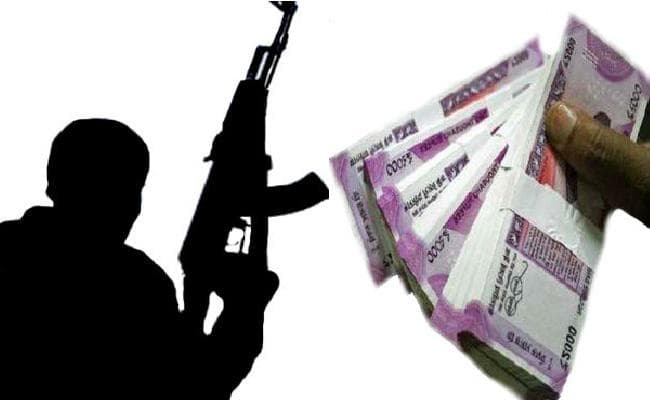 भारत में बम धमाकों के आरोपित आतंकी खुर्शीद के परिजनों को नेपाल सरकार ने दिये 10 लाख रुपये भारत में बम धमाकों के आरोपित आतंकी खुर्शीद के परिजनों को नेपाल सरकार ने दिये 10 लाख रुपये