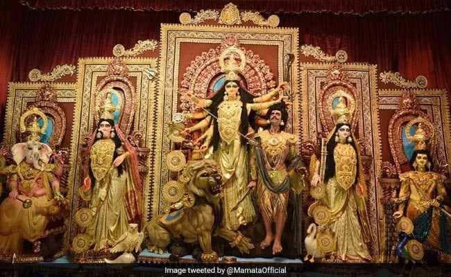 लोगों को आकर्षित करने में जुटीं पूजा कमेटियां