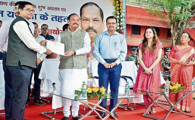 रांची : कोई गरीब खून के लिए बिचौलियों के चंगुल में न फंसे : रघुवर दास