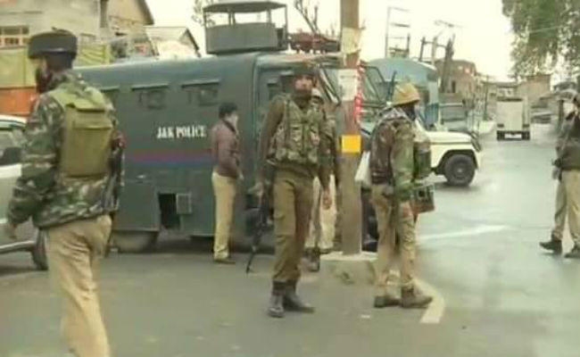 #Kashmir : तीन लश्कर के टॉप आतंकी को सुरक्षाबलों ने महज आधे घंटे में मार गिराया, एक जवान शहीद #Kashmir : तीन लश्कर के टॉप आतंकी को सुरक्षाबलों ने महज आधे घंटे में मार गिराया, एक जवान शहीद