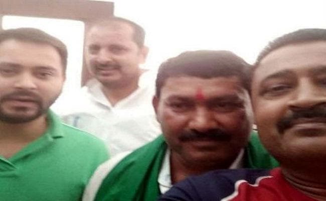 तेजस्वी के साथ सेल्फी वायरल होने के बाद फिर चर्चा में आया कुख्यात सुरेश यादव, पुलिस खंगाल रही कुंडली