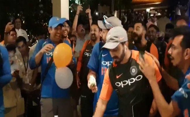 INDvsWI: वेस्टइंडीज को हराने के बाद टीम इंडिया की मस्ती आप भी देखें, धौनी ने रोहित के कानों में फोड़ा गुब्बारा फिर…