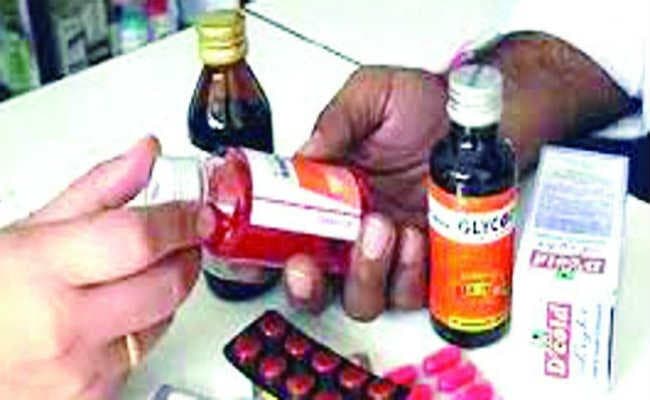 सिलीगुड़ी : डेन्टिस्ट बन नशीली दवाओं के कारोबारी को पुलिस ने किया गिरफ्तार, भारी मात्रा में अवैध कफ सीरप, नशीली दवाइयां बरामद